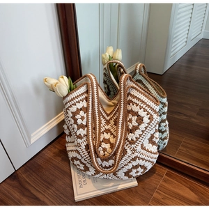 Détail du motif bohème au crochet et de la texture tissée du grand sac fourre-tout