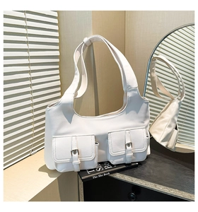 Sac à bandoulière blanc minimaliste avec deux poches avant et boucles métalliques