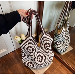 Détail d'un sac cabas au crochet fait main avec motifs de carrés granny marron et blanc