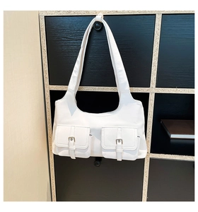 Détail d'un sac hobo blanc en cuir PU avec poches à rabat et boucles argentées