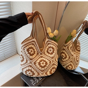 Gros plan d'un sac cabas en crochet fait main avec motif floral rétro aux tons marron