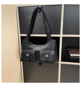Détails du sac à bandoulière noir avec deux poches avant et boucles argentées élégantes