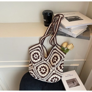 Détails du tissage d'un sac cabas bohème en crochet avec des tulipes et du café