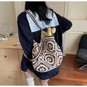 Gros plan du sac cabas au crochet avec motif floral rétro et grand espace intérieur