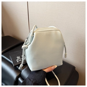 Détail d'un sac à main en cuir vert menthe avec motif lychee et forme hexagonale