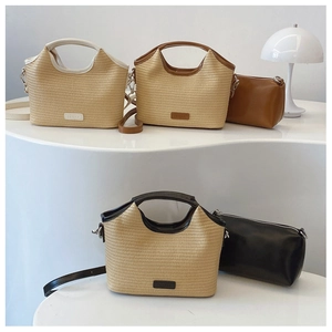 Vue détaillée du sac cabas en paille tissée beige avec finitions en cuir contrasté