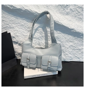 Détails du sac porté épaule bleu clair avec poches avant et boucles en métal argenté