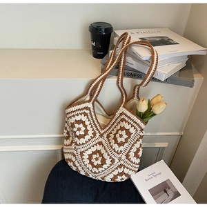 Détail du motif floral au crochet granny square sur un grand sac cabas bohème