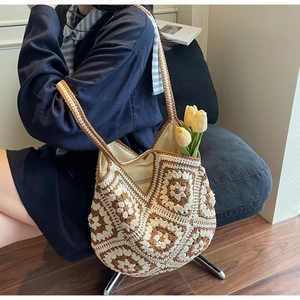 Détail du sac fourre-tout au crochet avec motifs tournesol caramel et bandoulière douce