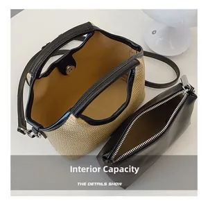 Détails du sac cabas en paille avec bordure en cuir et pochette intérieure amovible