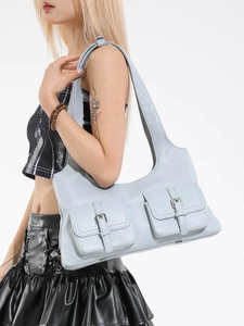 Sac d'épaule bleu clair en similicuir avec deux poches à rabat et boucles en argent