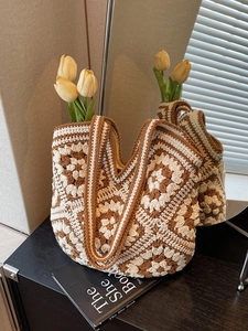 Sac fourre-tout bohème au crochet avec motif floral granny square et larges anses