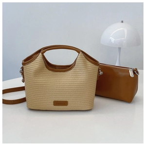 Détail de l'ensemble sac en paille tressée avec finitions en cuir marron et pochette