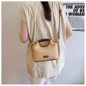 Sac fourre-tout tissé beige avec garniture en cuir marron porté par un mannequin de dos
