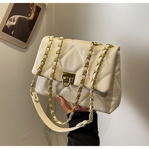 Vue détaillée du sac à bandoulière matelassé crème avec chaîne dorée et fermoir métal