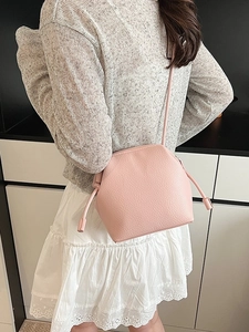 Sac seau chic en cuir grainé rose pâle avec un détail de nœud à cordon de serrage