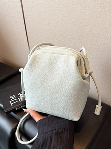 Mini sac seau bleu clair en cuir texturé avec design plissé élégant et bandoulière