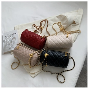 Vue détaillée de quatre sacs cylindriques matelassés en noir, crème, bordeaux et beige