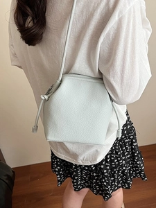 Sac seau bandoulière tendance vert menthe clair avec texture cuir grainé pour femme