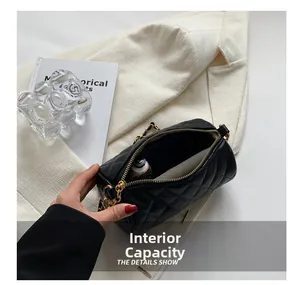 Vue de dessus de la capacité intérieure d'un sac bandoulière matelassé noir avec rangement