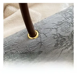 Détail de la boucle en métal doré et du tissu jacquard gris texturé du sac à main