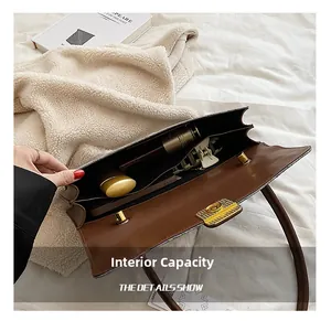 Vue détaillée de l'intérieur du sac baguette marron montrant sa grande capacité de rangement