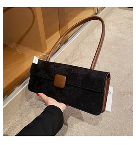 Détail de la texture dentelle noire élégante et broderie florale sur un sac baguette