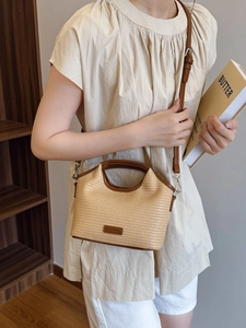 Sac fourre-tout tissé chic avec poignées et bandoulière en cuir pour le quotidien