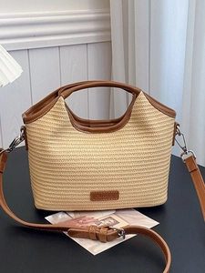 Sac cabas tissé beige avec poignées en cuir marron et une bandoulière amovible réglable