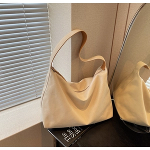 Borsa tote minimalista in tela bianco sporco con dettaglio tracolla larga integrata