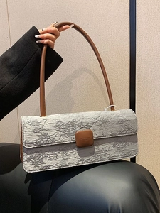 Sac baguette argenté chic avec texture gaufrée et fine bandoulière marron en cuir