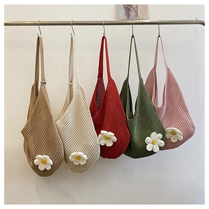 Détail de sacs bandoulière au crochet avec marguerites blanches en différentes couleurs