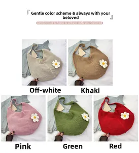 Détail de sacs fourre-tout au crochet avec marguerite 3D en cinq couleurs vives