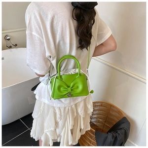 Détail du sac seau vert fluo avec nœud, fermeture à cordon et fine bandoulière