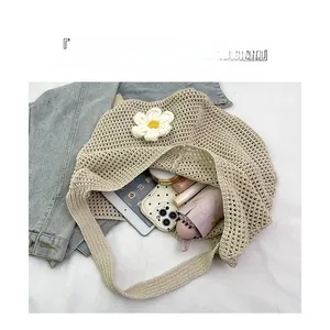 Vue intérieure du sac cabas beige montrant la capacité pour tablette et parapluie