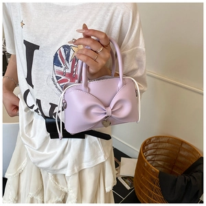 Détail du sac seau lavande avec nœud décoratif, pendentif cœur en métal et cordon de serrage