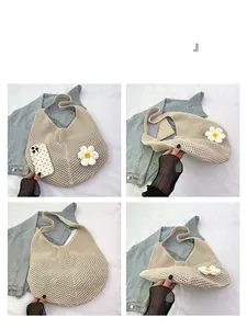 Vues détaillées d'un sac cabas tissé beige avec décoration florale tricotée en 3D