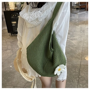 Détail du grand sac cabas tricoté vert avec fleur de marguerite 3D pour la plage d'été