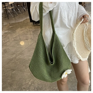 Détail du sac fourre-tout tissé vert avec fleur de marguerite 3D pour les vacances d'été