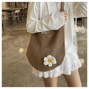 Détail du sac à bandoulière au crochet marron tissé main avec décoration fleur marguerite