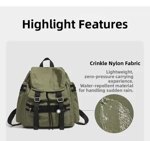 Détail du sac à dos en nylon vert armée avec texture de tissu déperlant