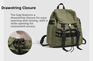Détail du sac à dos de voyage en nylon vert armée avec fermeture à rabat et système de cordon