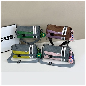Détail de quatre sacs cylindriques en nylon à carreaux avec fleurs et étiquettes CPL BAG
