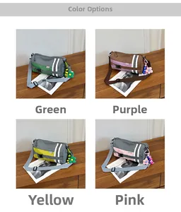Détail de quatre sacs polochons en nylon à carreaux colorés en vert, violet, jaune et rose