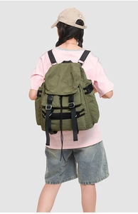 Vue détaillée du sac à dos vert armée avec boucles fonctionnelles et poche latérale zippée