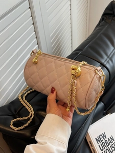 Sac cylindrique rose matelassé élégant avec chaîne dorée et détail de boule en métal