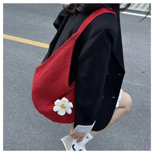 Détail du sac fourre-tout rouge au crochet avec marguerite 3D et texture tissée