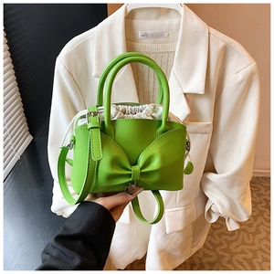 Détail du sac seau vert à nœud avec pochette intérieure à cordon et breloque cœur
