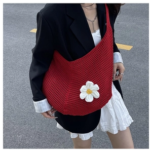 Grand sac fourre-tout tissé rouge avec détail de marguerite 3D pour les vacances d'été