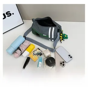 Intérieur spacieux du sac bandoulière en nylon à carreaux avec rangement quotidien